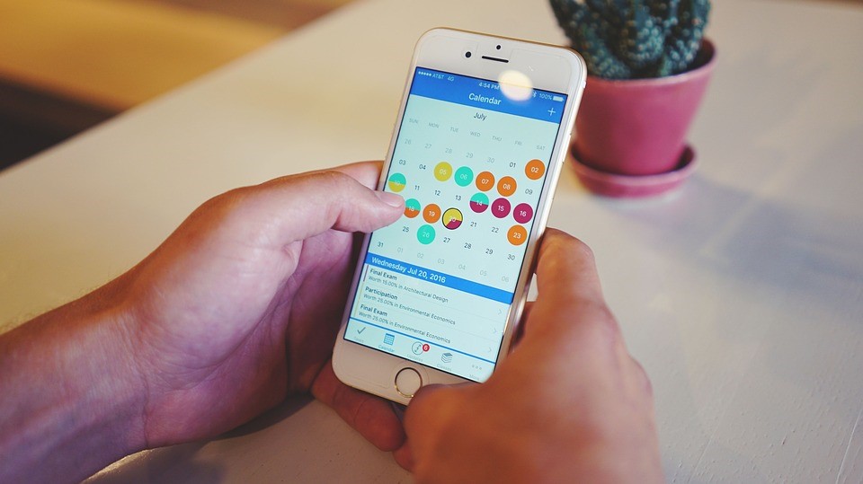 Persona revisando el calendario de su celular