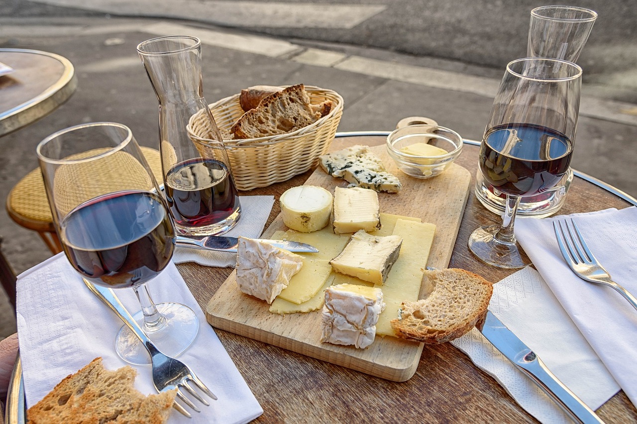 Mesa con pan y queso